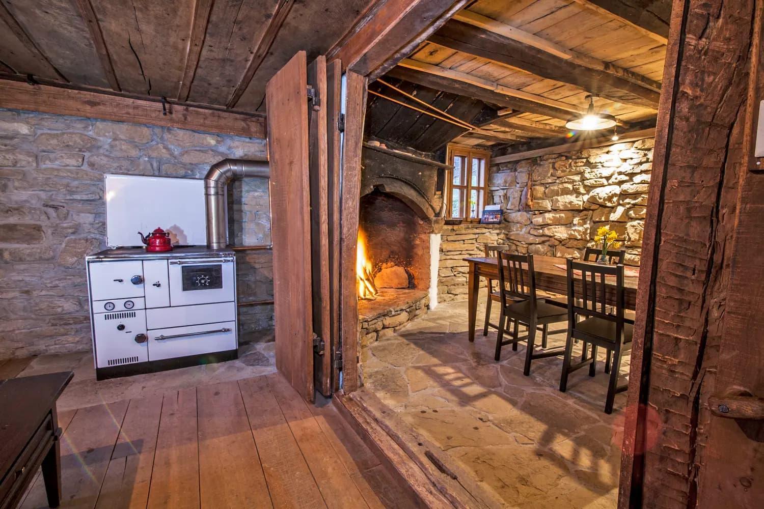 Authentic House With Stunning Mountain View - Karashka *